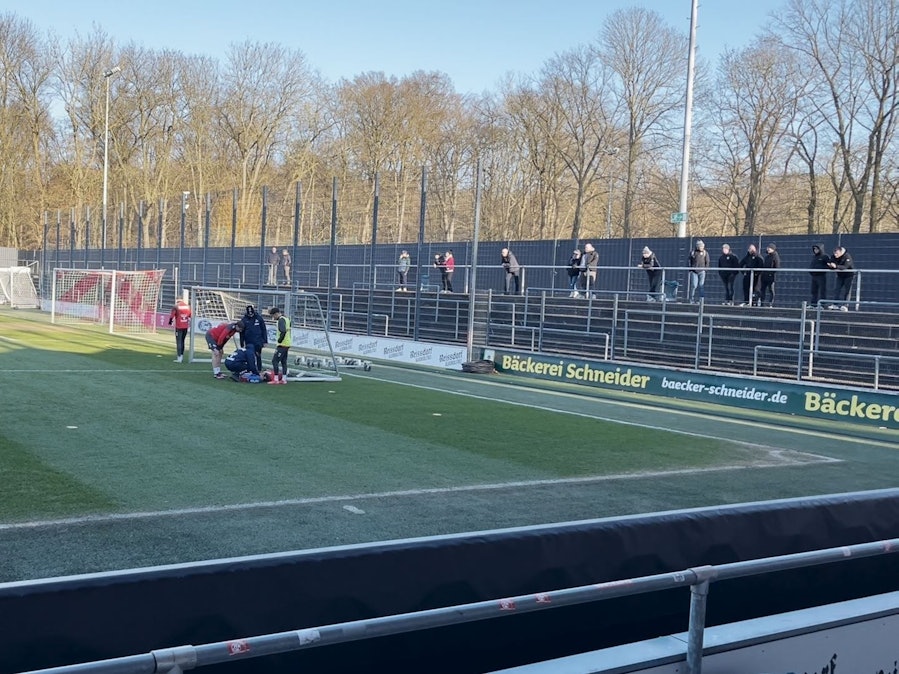 Trainingsszene beim 1. FC Köln: Jusuf Gazibegovic liegt verletzt am Boden.