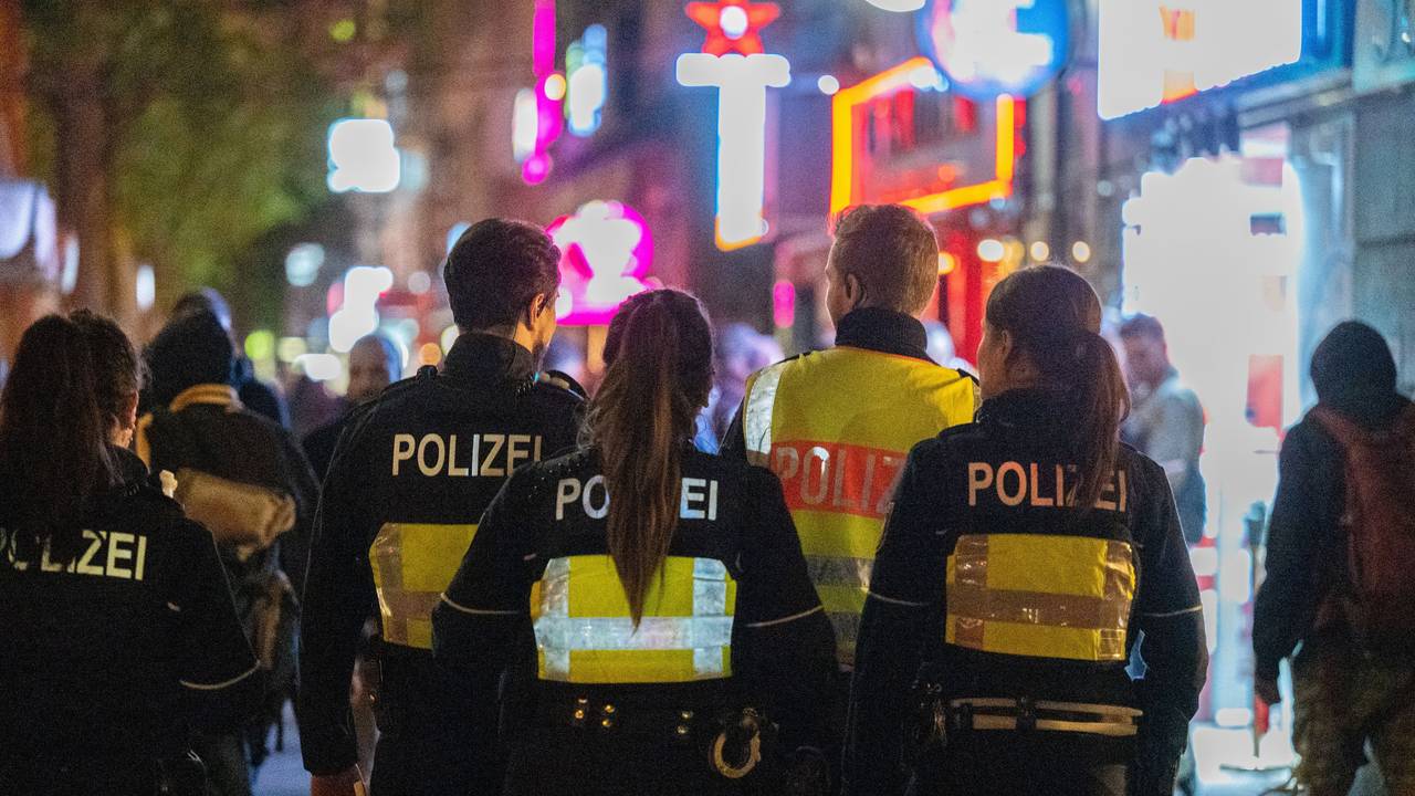 Polizeieinsatz auf dem Hohenzollernring in Köln.