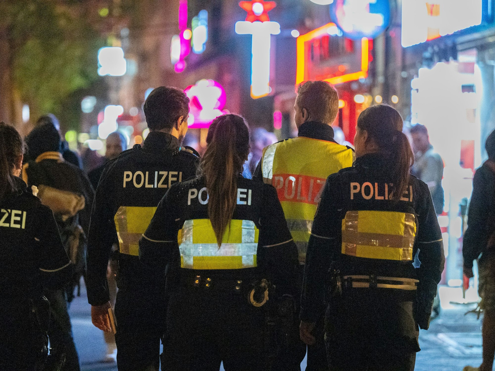 Polizeieinsatz auf dem Hohenzollernring in Köln.