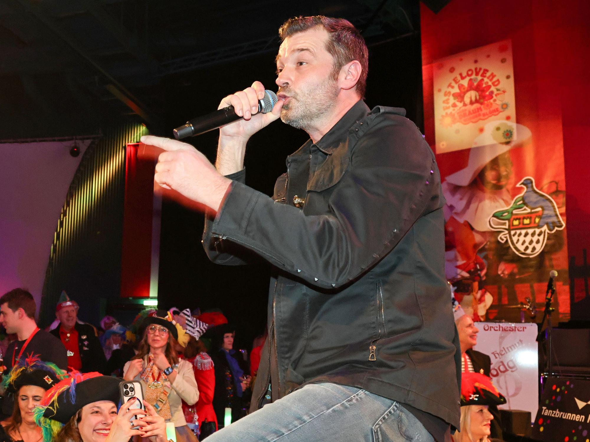 Achim Petry beim Auftritt auf der Bühne.