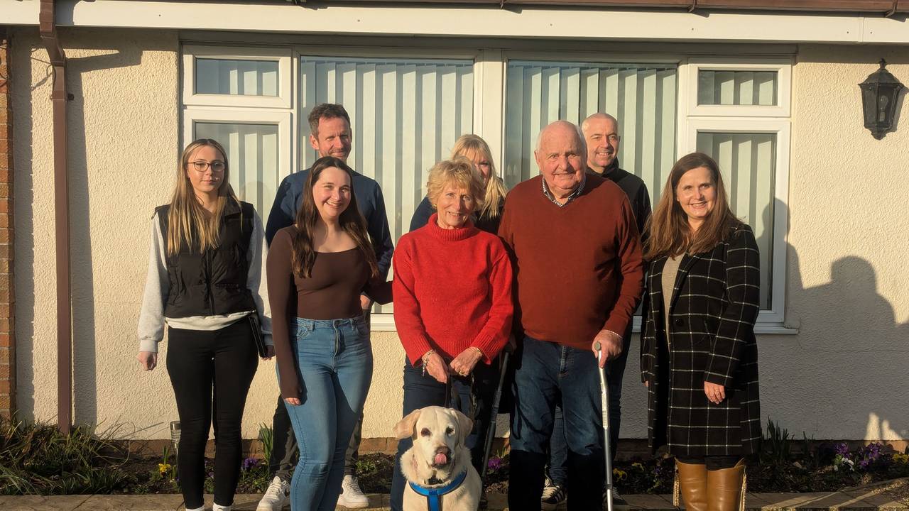 Foto der 2017 gestohlenen Labradorhündin Daisy im Garten mit ihrer Familie, aufgenommen im Februar 2025