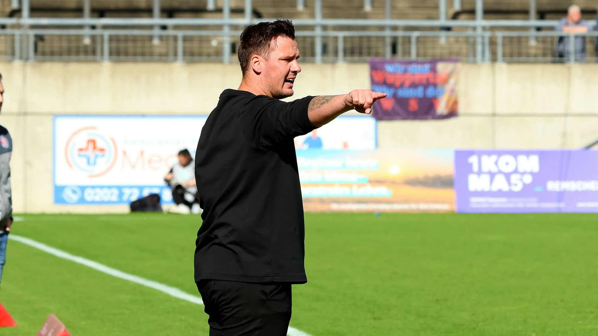 Christopher Schorch gestikuliert als Interims-Coach beim Gastspiel des 1. FC Bocholt in Wuppertal.