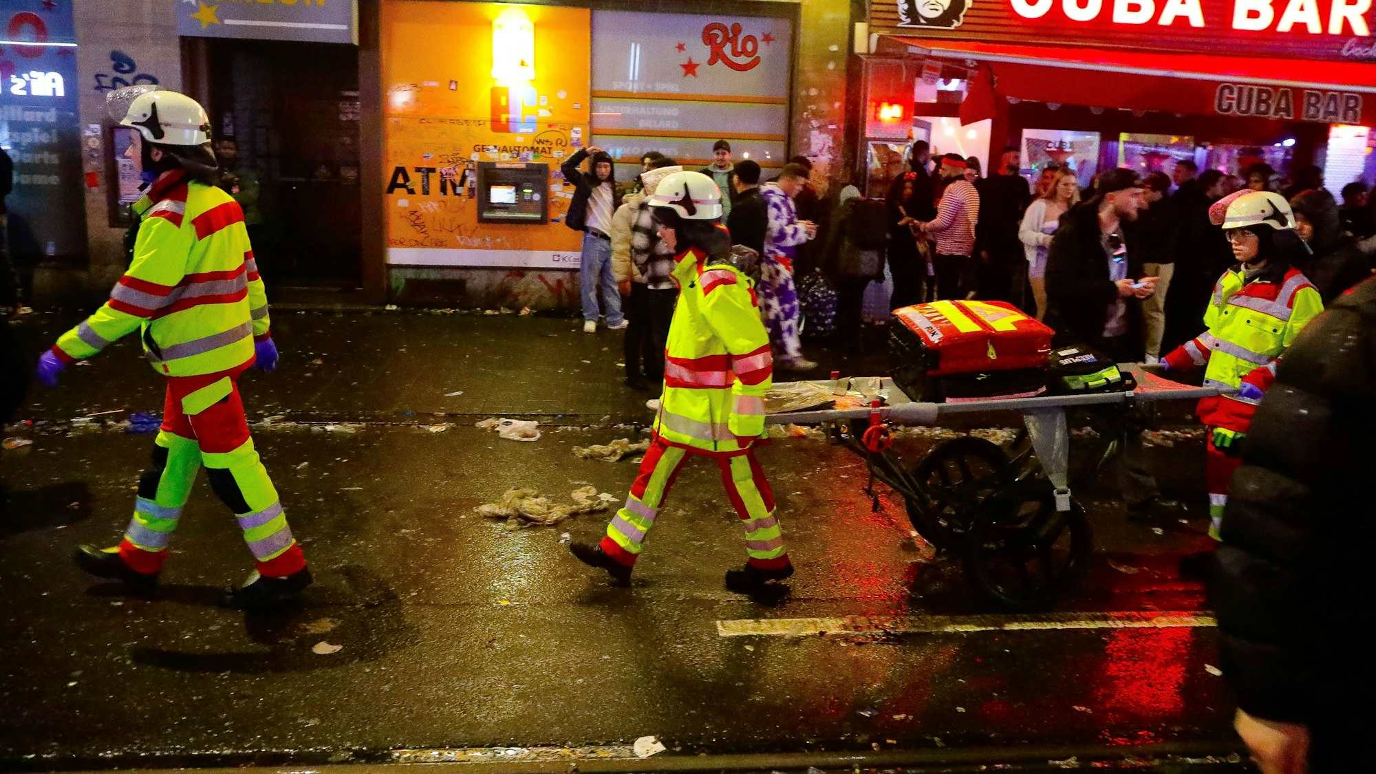 Sanitäter auf der Zülpicher Straße.