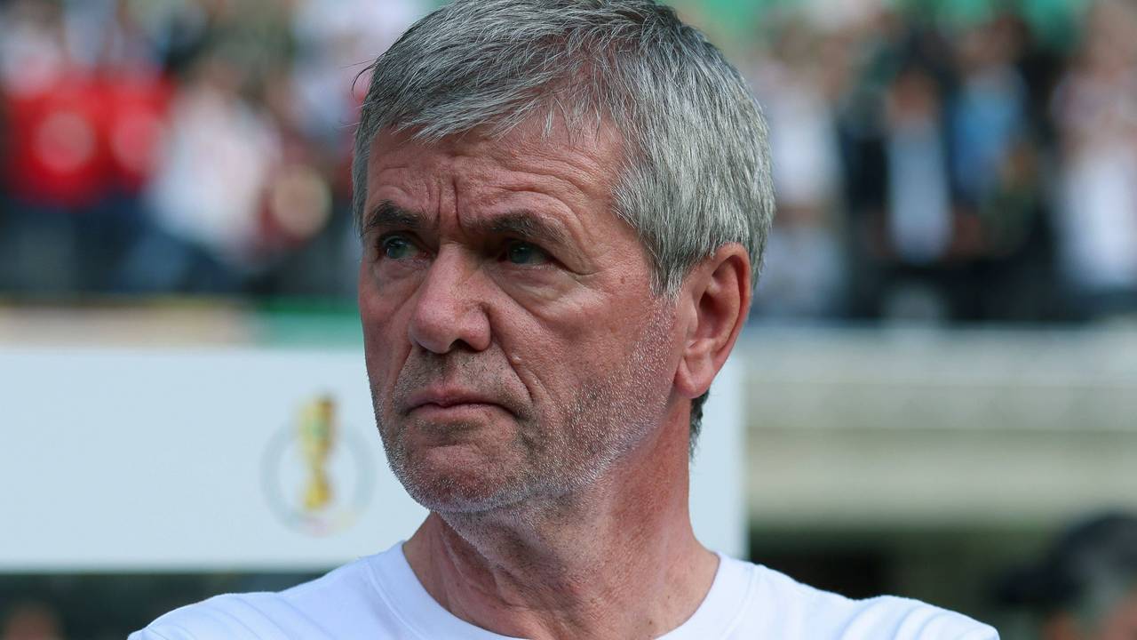 Friedhelm Funkel beim Pokalfinale mit dem 1. FC Kaiserslautern vor seiner Trainerbank.