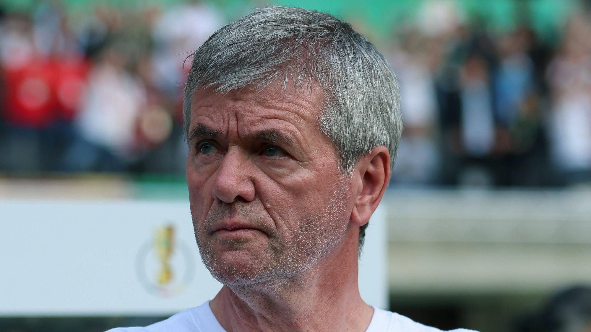 Friedhelm Funkel beim Pokalfinale mit dem 1. FC Kaiserslautern vor seiner Trainerbank.