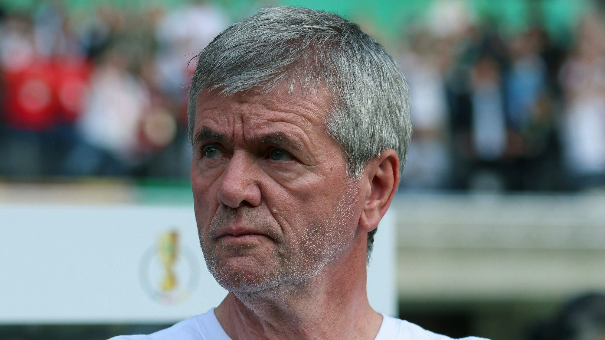 Friedhelm Funkel beim Pokalfinale mit dem 1. FC Kaiserslautern vor seiner Trainerbank.