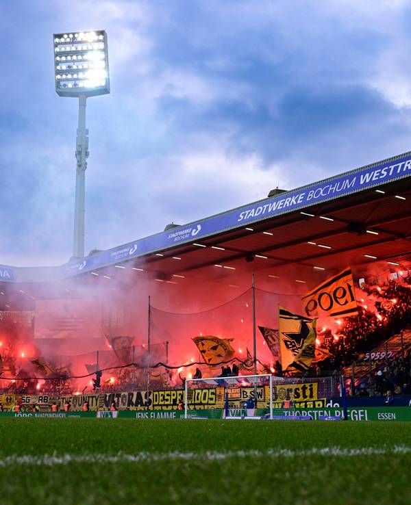 Pyrotechnik im Dortmunder Fanblock.