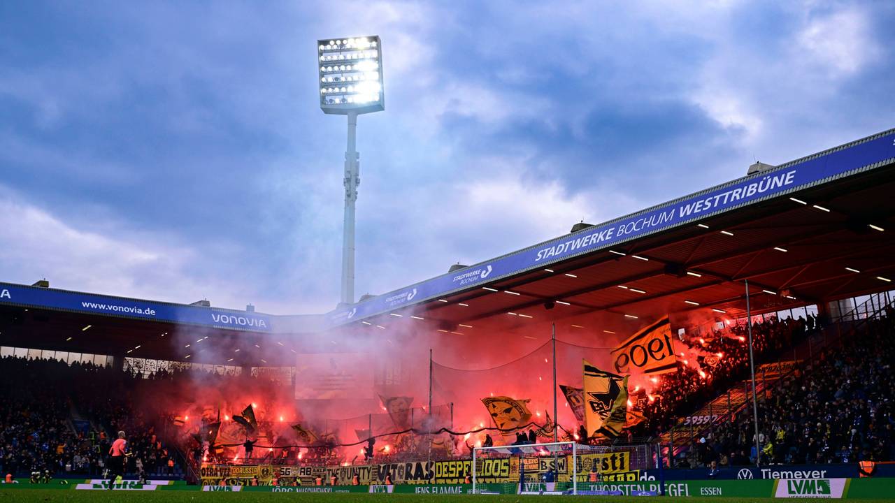 Pyrotechnik im Dortmunder Fanblock.