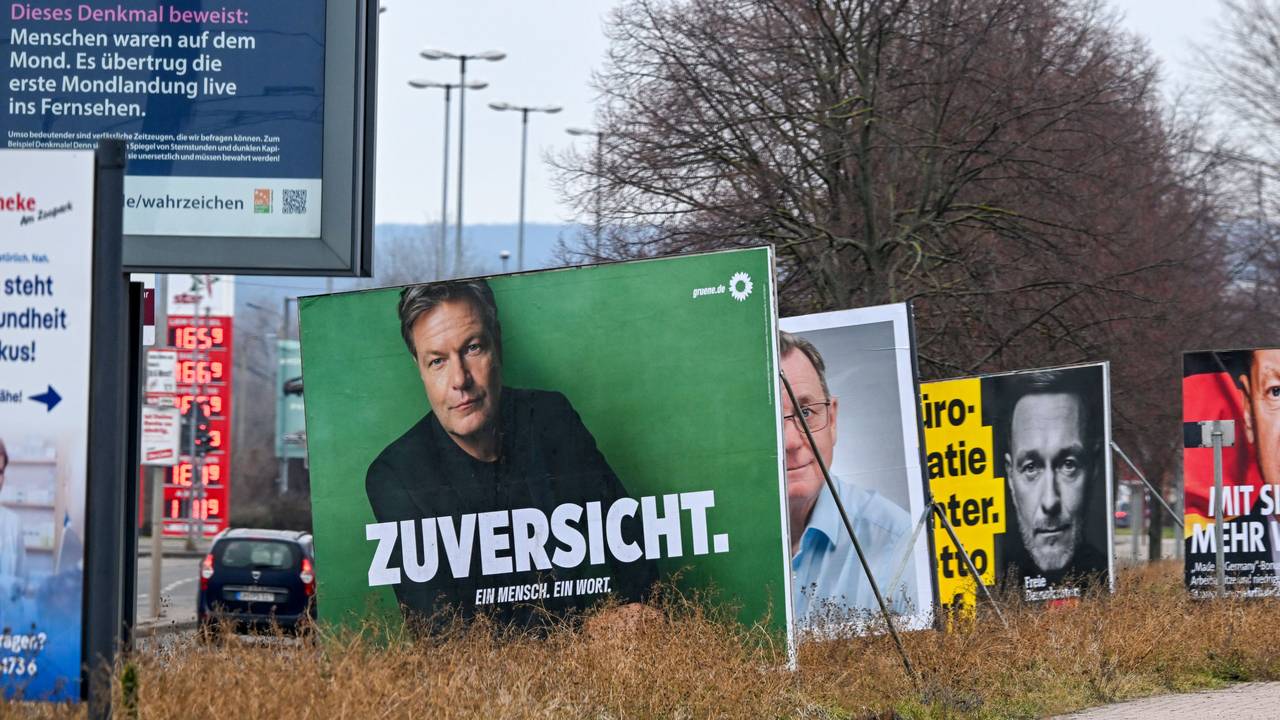 Wahlplakate für die Bundestagswahl 2025