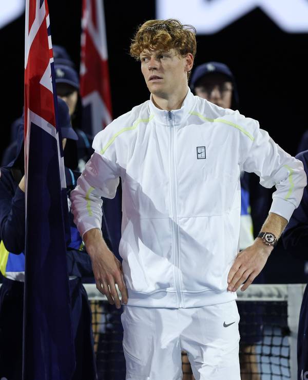 Alexander Zverev und Jannik Sinner vor der Siegerehrung bei den Australian Open.