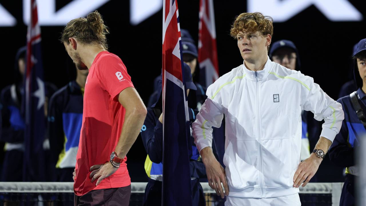 Alexander Zverev und Jannik Sinner vor der Siegerehrung bei den Australian Open.