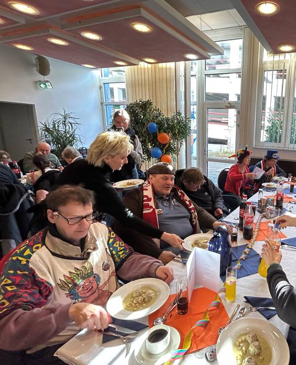 Die Gäste der Großen Braunsfelder erhalten ihr Essen.