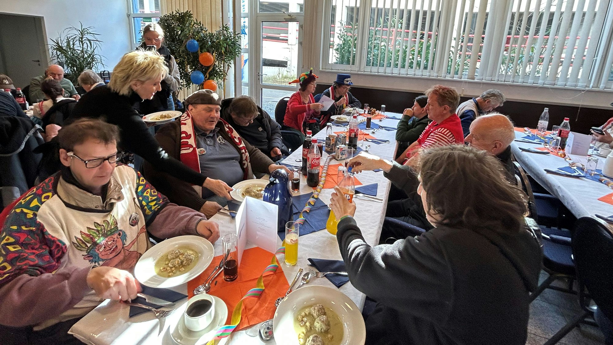 Die Gäste der Großen Braunsfelder erhalten ihr Essen.