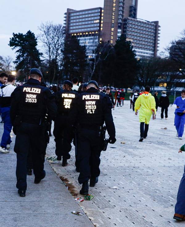Polizei auf der Uniwiese an Weiberfastnacht.