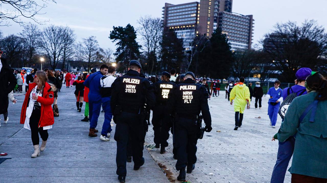 Polizei auf der Uniwiese an Weiberfastnacht.