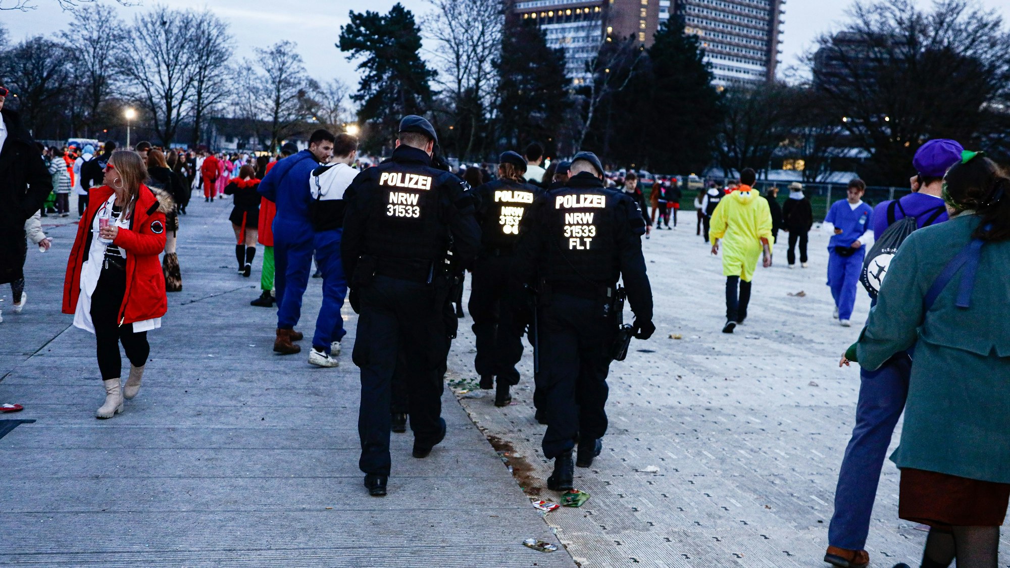 Polizei auf der Uniwiese an Weiberfastnacht.
