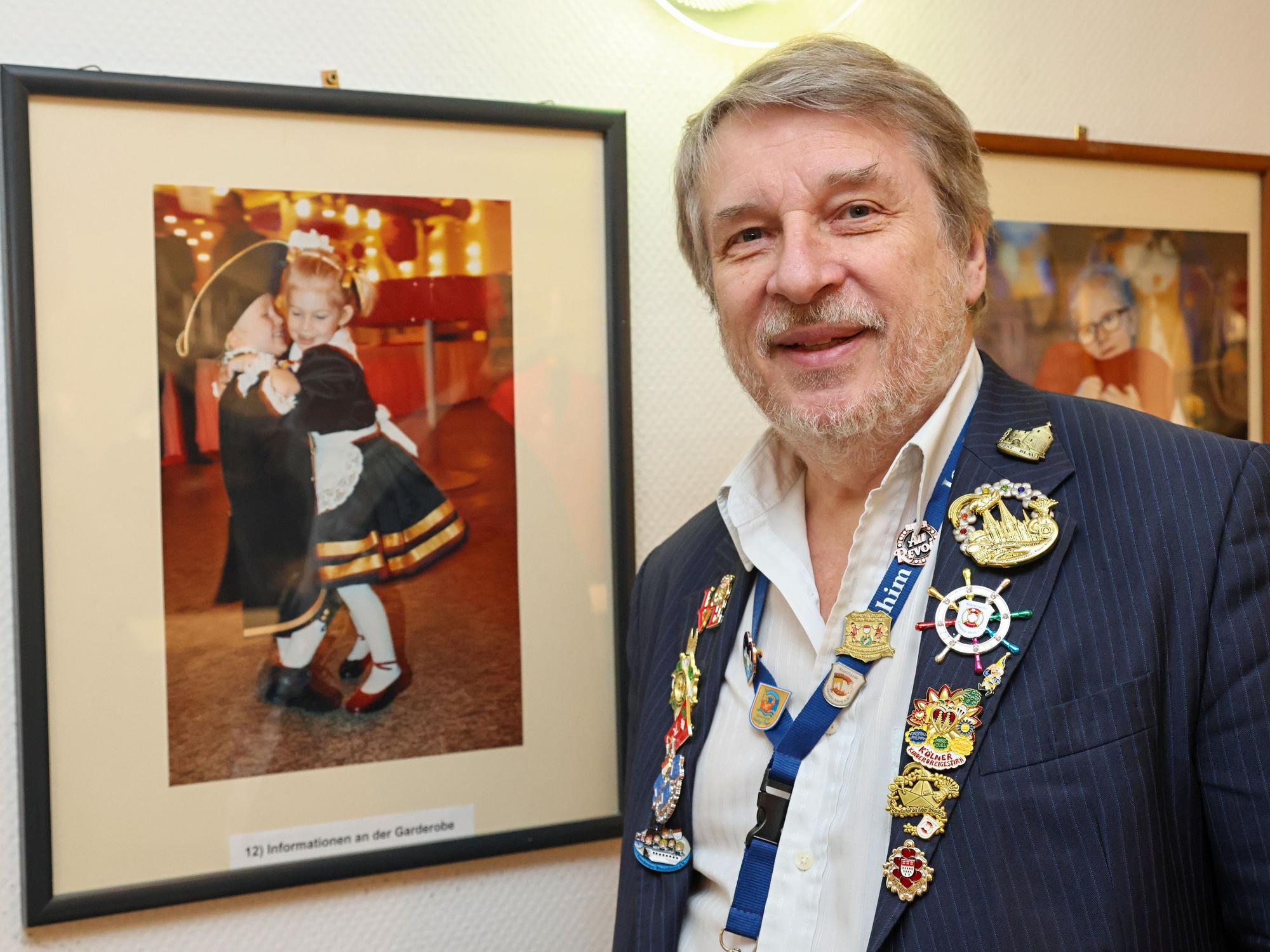 Fotograf Joachim Badura vor Bildern.