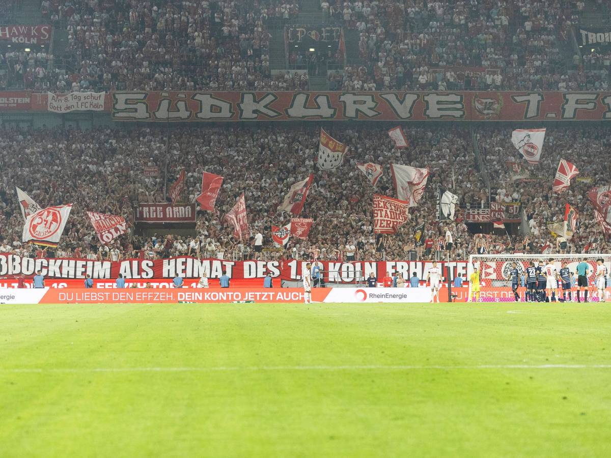 FC-Fans zeigen ein Spruchband: „Geißbockheim als Heimat des 1. FC Köln erhalten“.