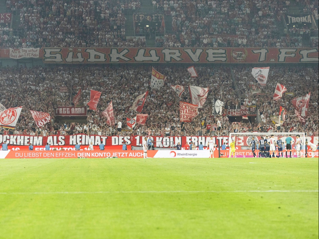 FC-Fans zeigen ein Spruchband: „Geißbockheim als Heimat des 1. FC Köln erhalten“.