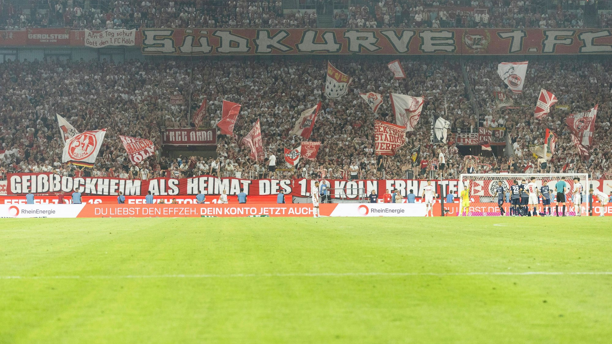 FC-Fans zeigen ein Spruchband: „Geißbockheim als Heimat des 1. FC Köln erhalten“.