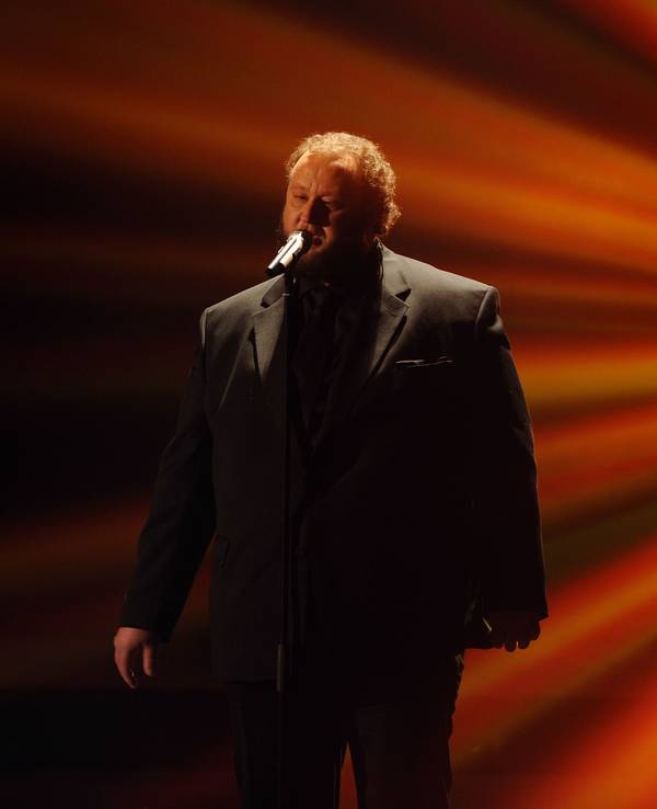 Der Sänger Michael Holderbusch steht im Finale der RTL-Castingshow "Das Supertalent" am Samstag (18.12.2010) in Köln auf der Bühne. Im Finale kämpfen 12 Kandidaten um die "Supertalent-Krone". Foto: Jörg Carstensen dpa/lnw +++ dpa-Bildfunk +++