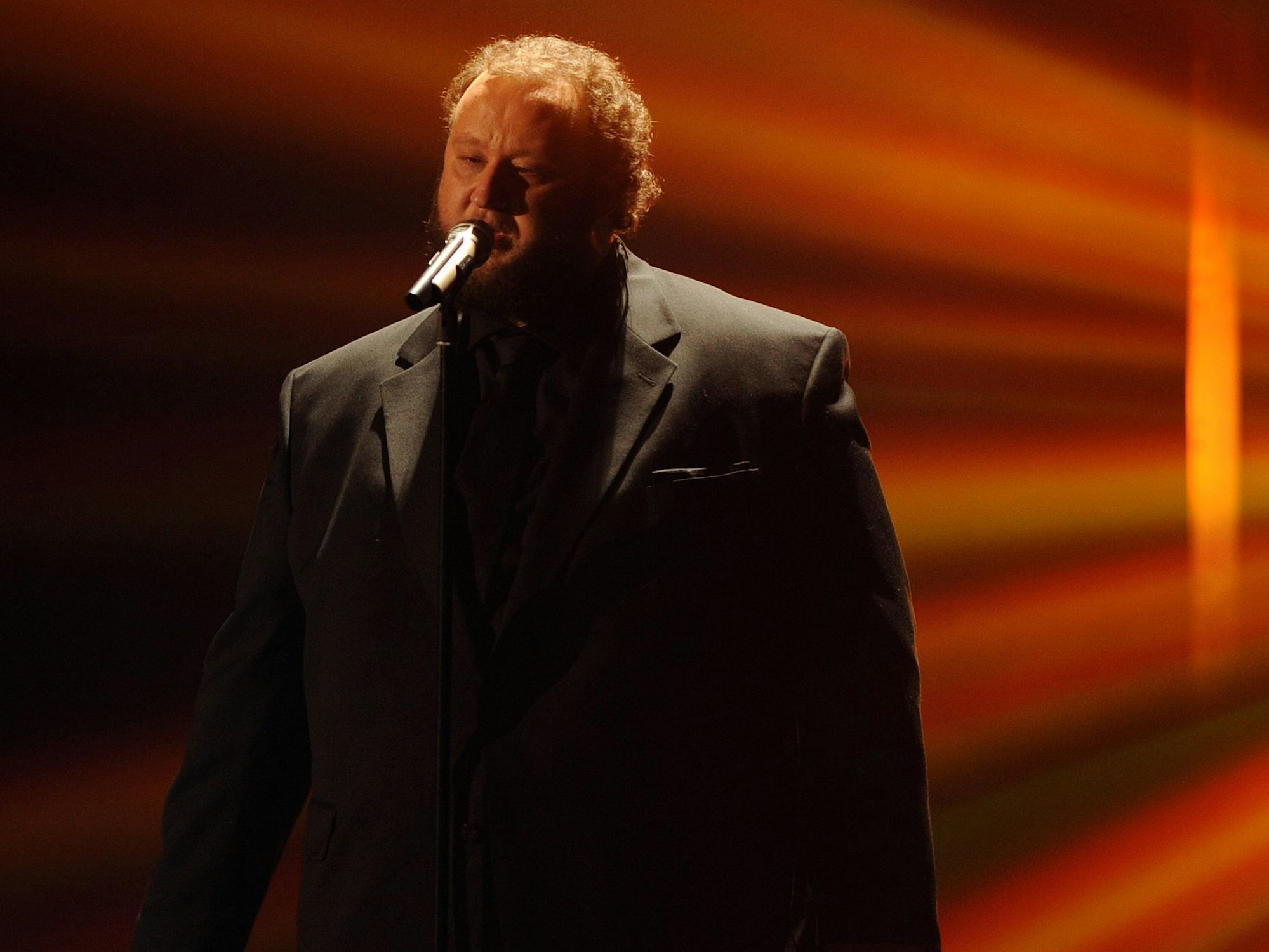 Der Sänger Michael Holderbusch steht im Finale der RTL-Castingshow "Das Supertalent" am Samstag (18.12.2010) in Köln auf der Bühne. Im Finale kämpfen 12 Kandidaten um die "Supertalent-Krone". Foto: Jörg Carstensen dpa/lnw +++ dpa-Bildfunk +++