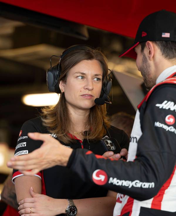 Laura Müller im Gespräch mit Esteban Ocon.
