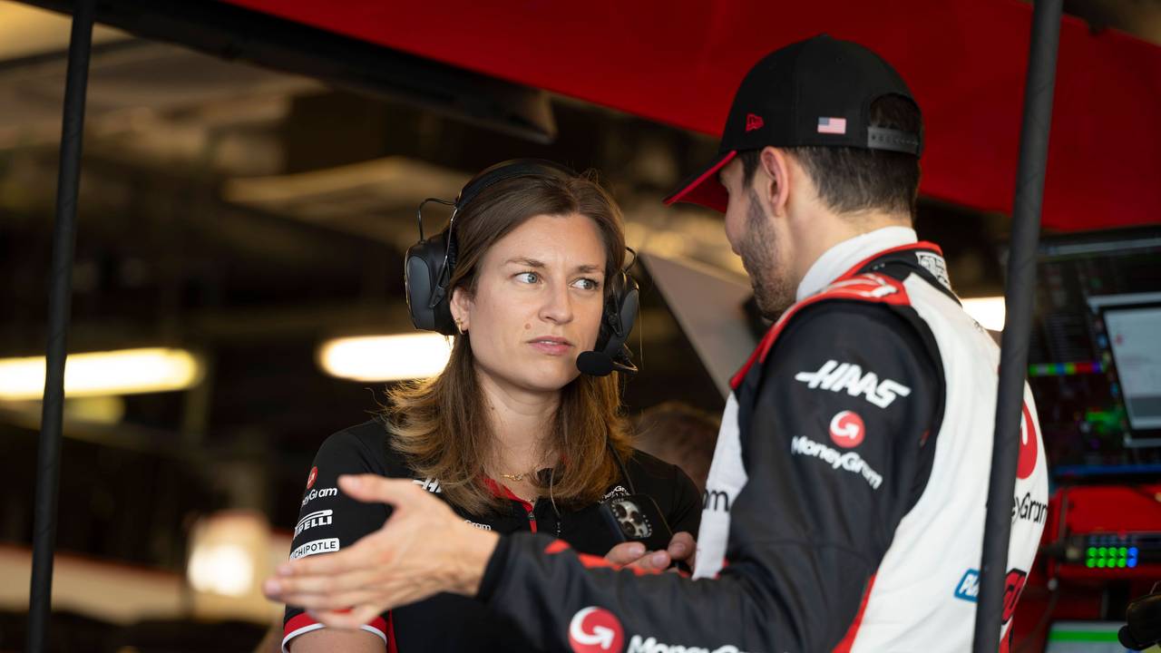 Laura Müller im Gespräch mit Esteban Ocon.