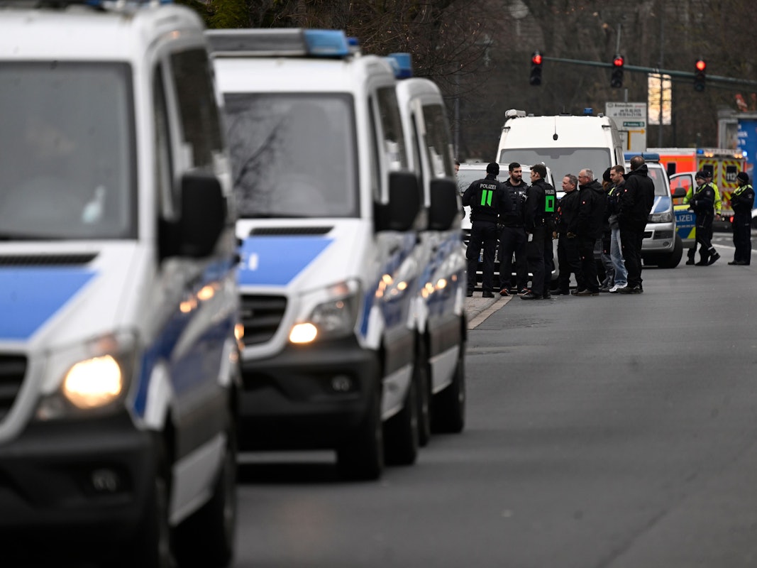 Mit einem Grossaufgebot rückte die Polizei in der Nacht in Leverkusen an. Das Symbolfoto entstand bei einem Einsatz im Februar 2025.