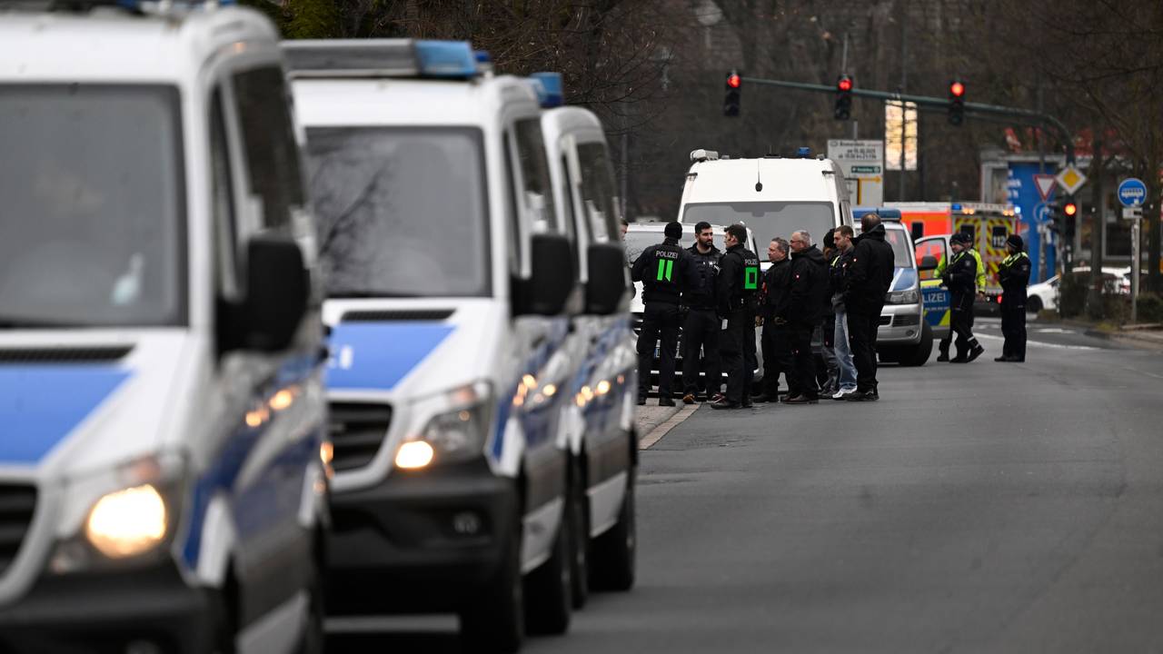 Polizeikräfte stehen an einem Einsatzort.