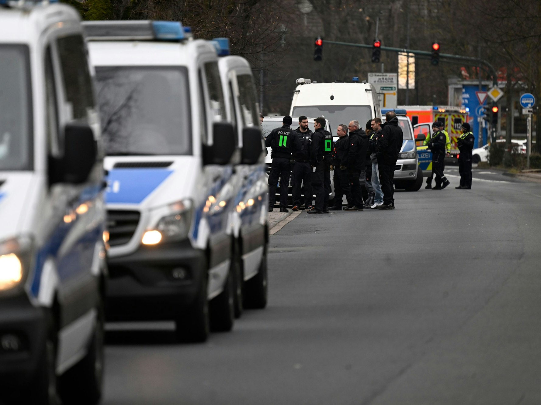 Polizeikräfte stehen an einem Einsatzort.