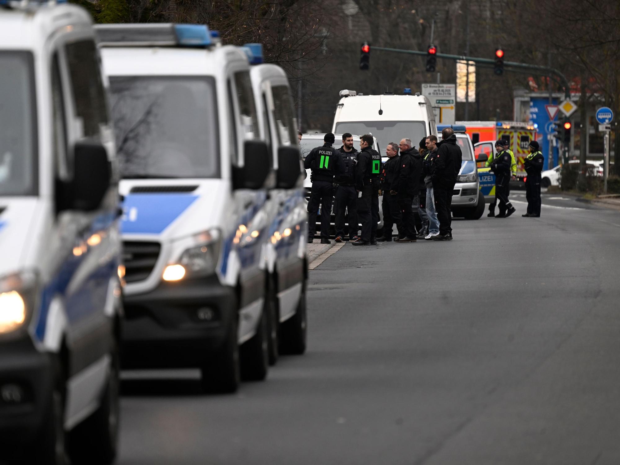 Polizeikräfte stehen an einem Einsatzort.