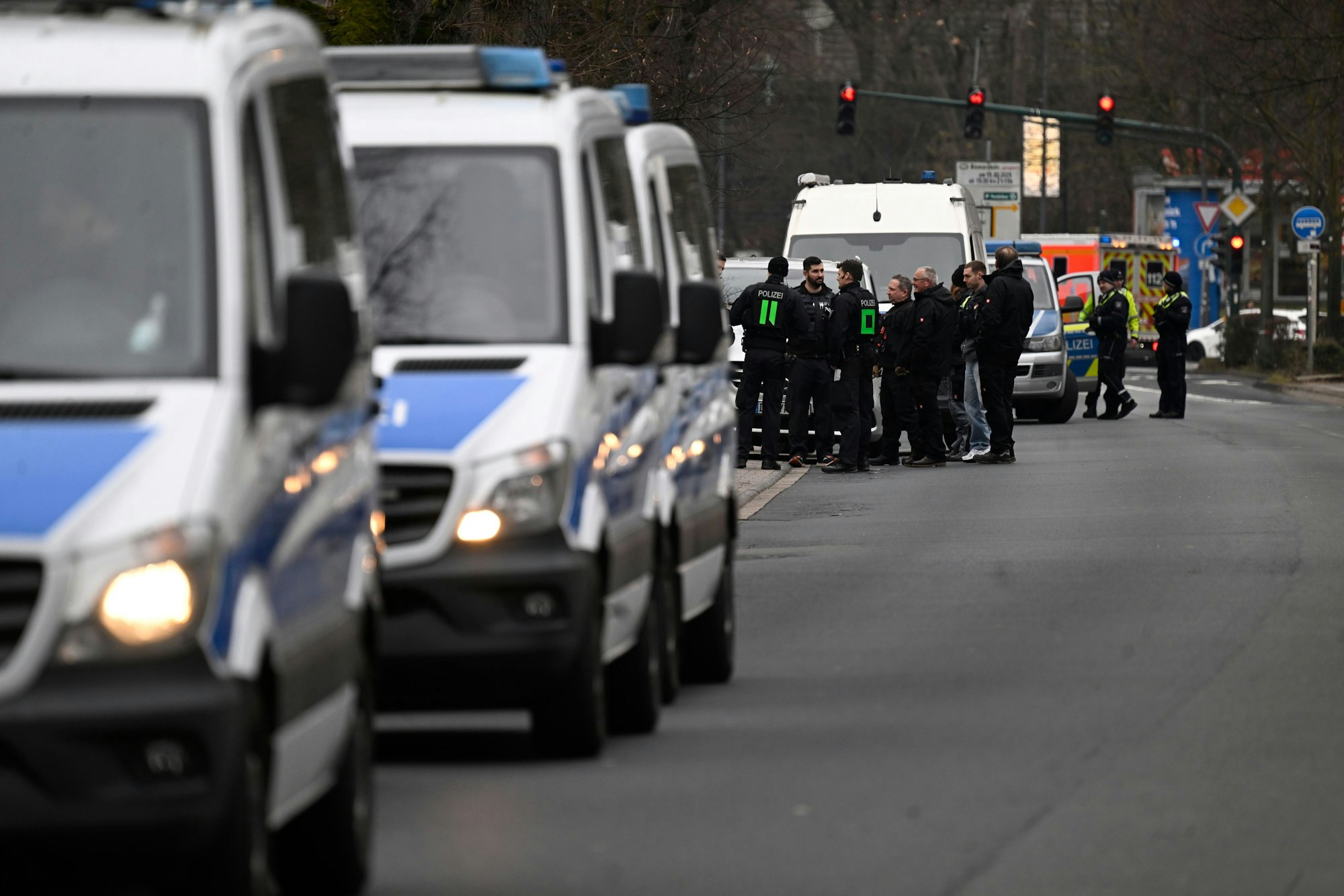 Mit einem Grossaufgebot rückte die Polizei in der Nacht in Leverkusen an. Das Symbolfoto entstand bei einem Einsatz im Februar 2025.