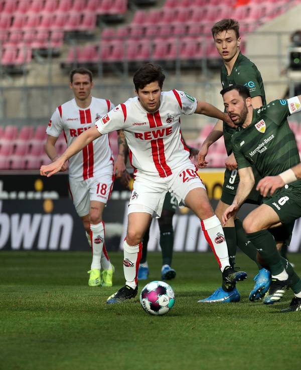 Gonzalo Castro umringt von mehreren Gegenspielern im Trikot des 1. FC Köln.