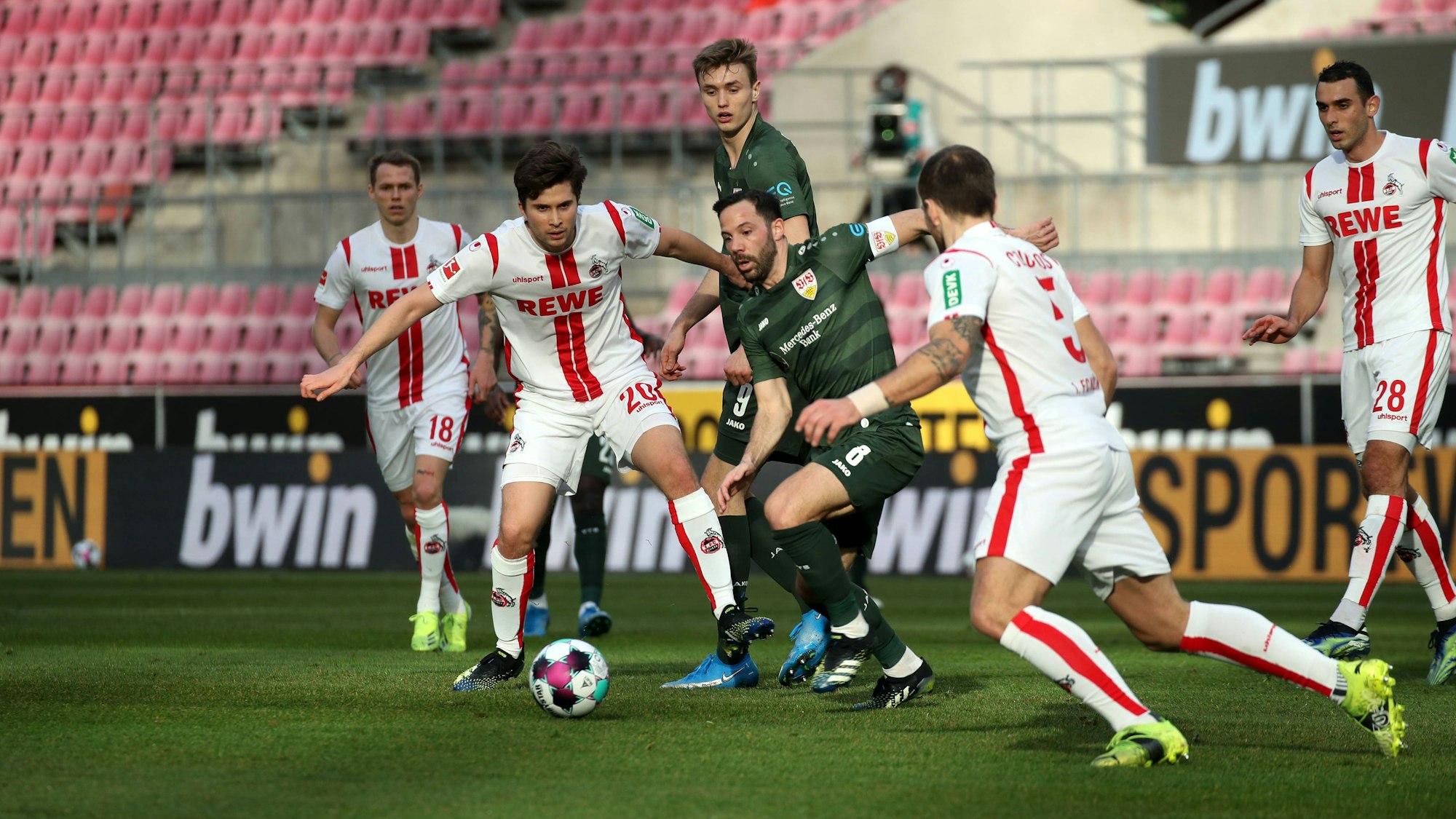 Gonzalo Castro umringt von mehreren Gegenspielern im Trikot des 1. FC Köln.