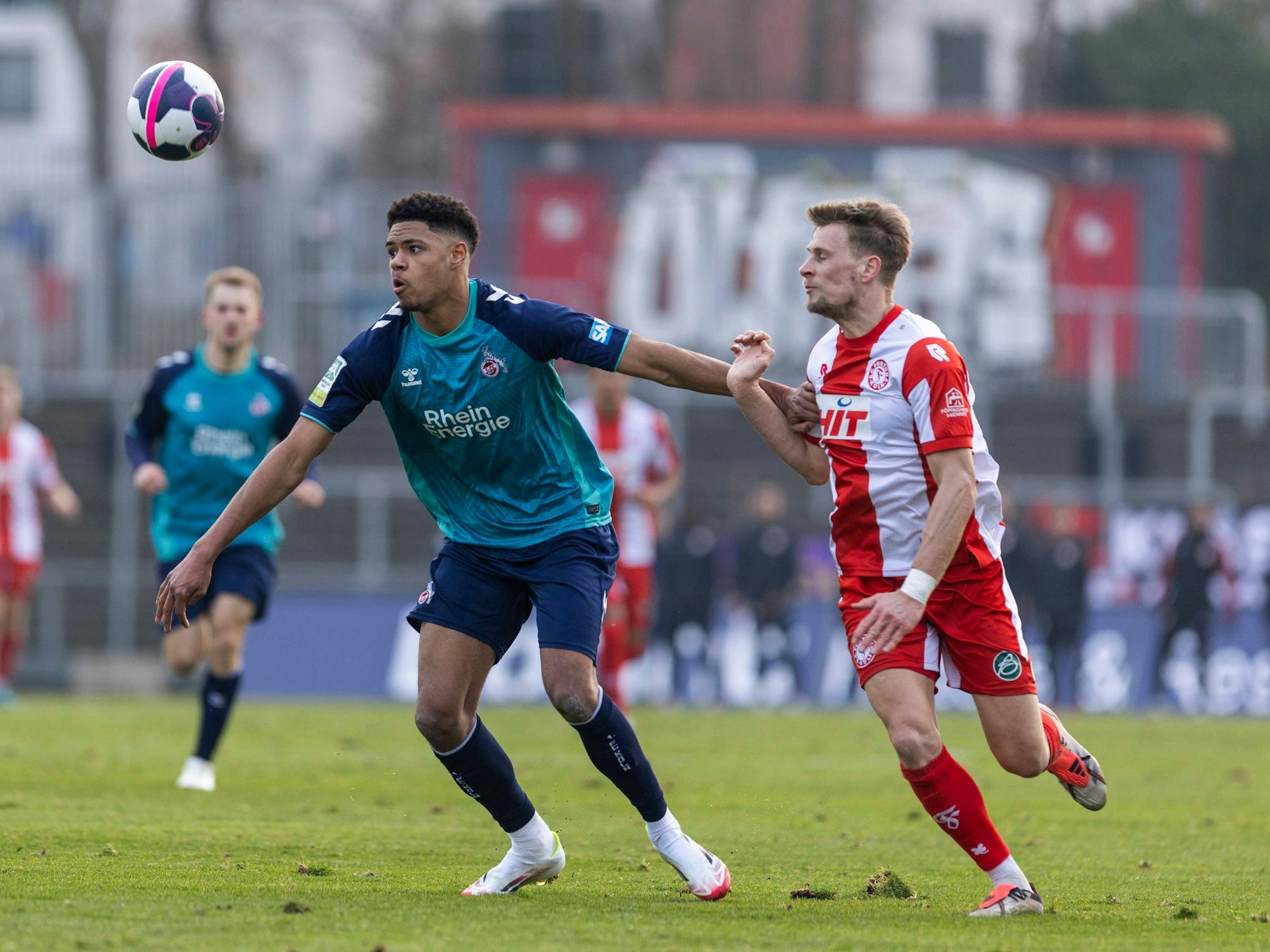 FC-Neuzugang Yannick Mausenhund (l.) am 9. Februar 2024 im Spiel gegen Fortuna Köln.