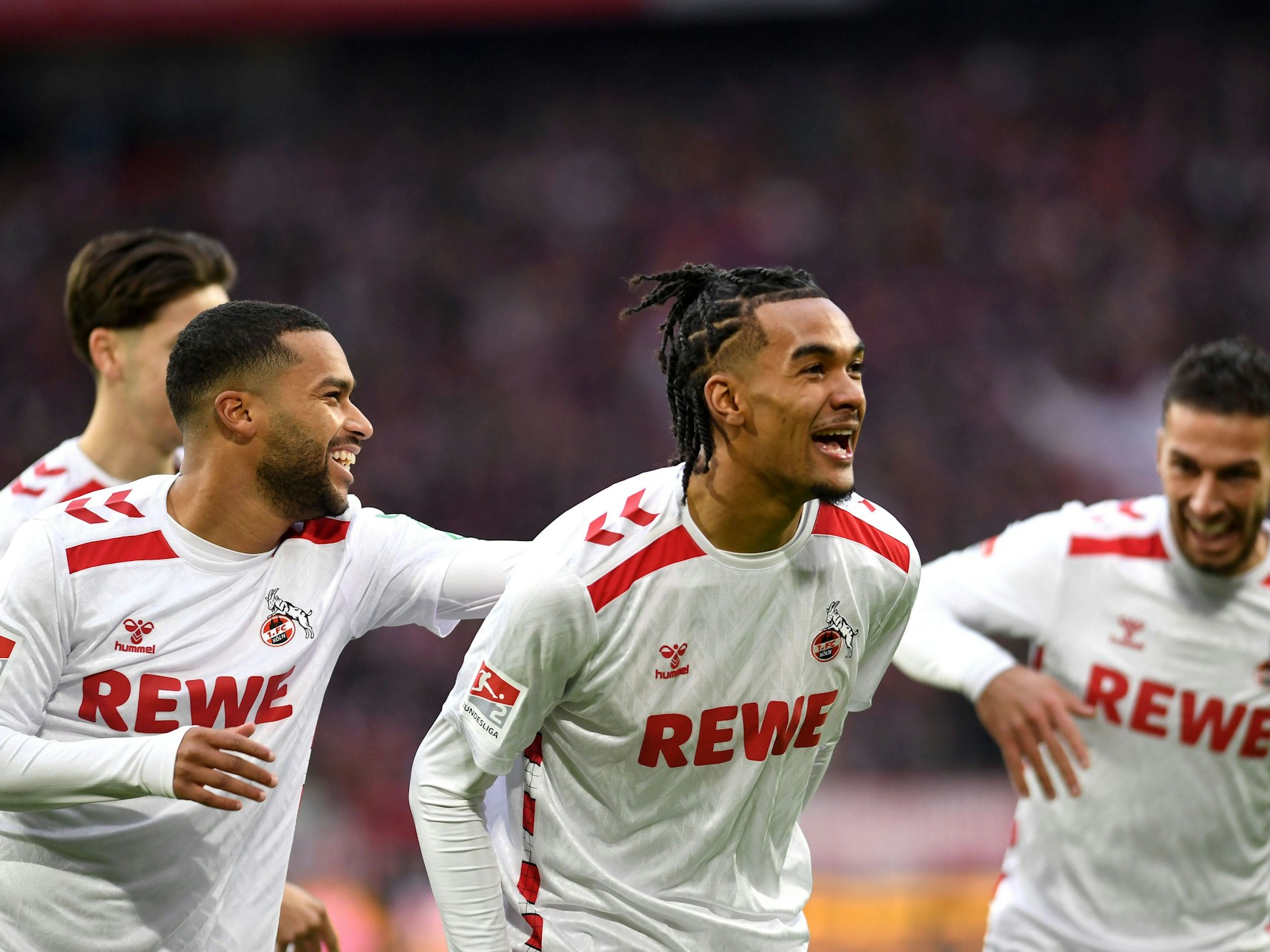 Linton Maina und Damion Downs im Trikot des 1. FC Köln.