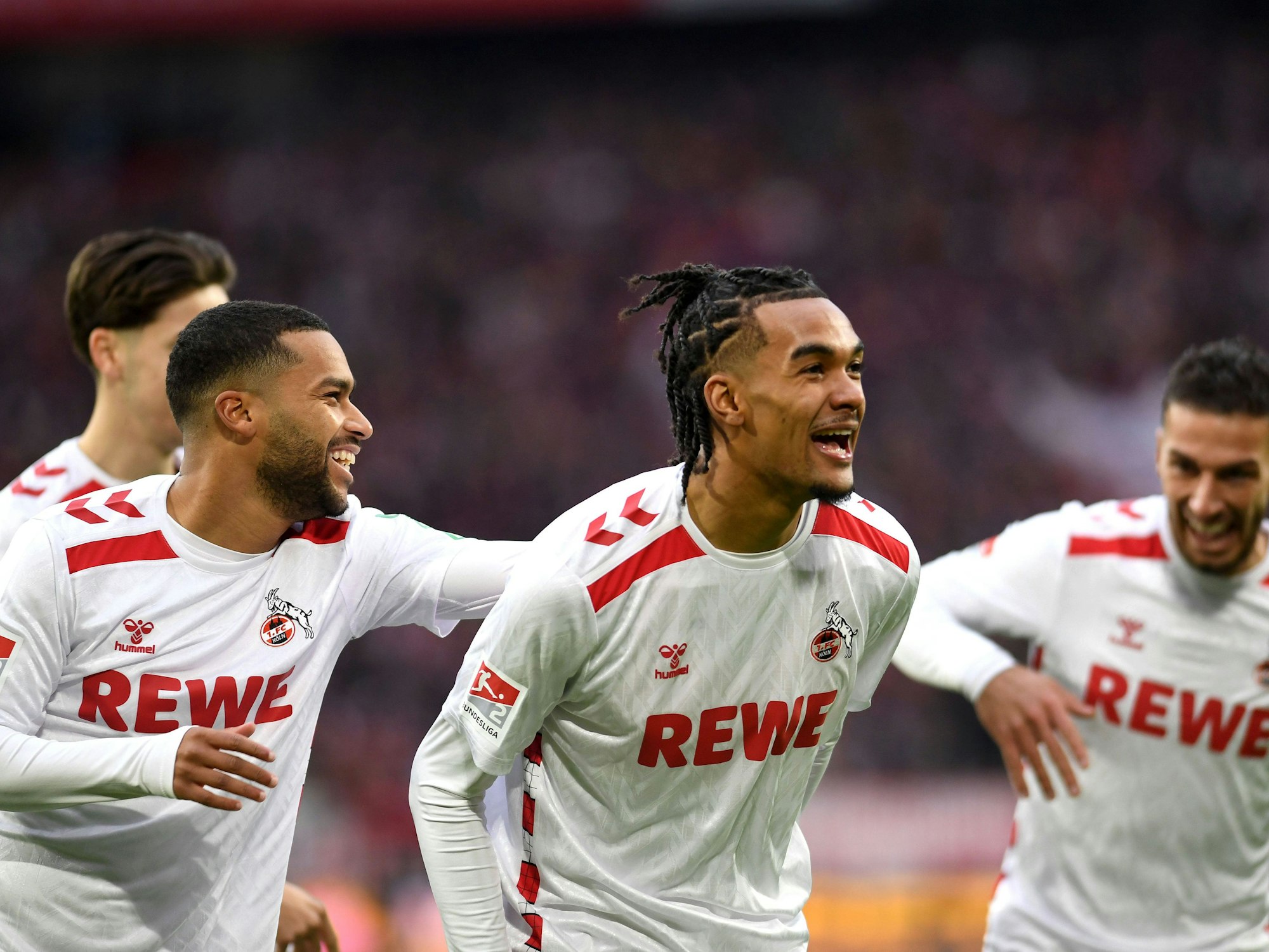 Linton Maina und Damion Downs im Trikot des 1. FC Köln.