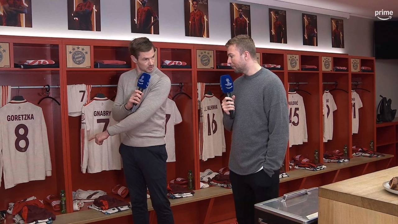 Prime-Moderator Alex Schlüter (l.) und Experte Christoph Kramer durften vor dem Champions-League-Spiel zwischen Bayern München und Celtic Glasgow in die Kabine.