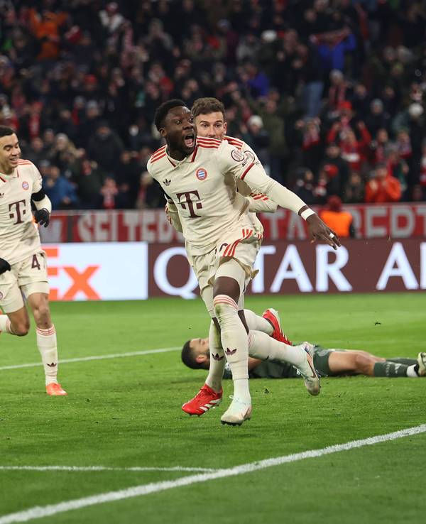 Linksverteidiger Alphonso Davies bejubelt seinen Treffer zum 1:1-Ausgleich in der 94. Minute im Spiel gegen Celtic Glasgow (18. Februar 2025).