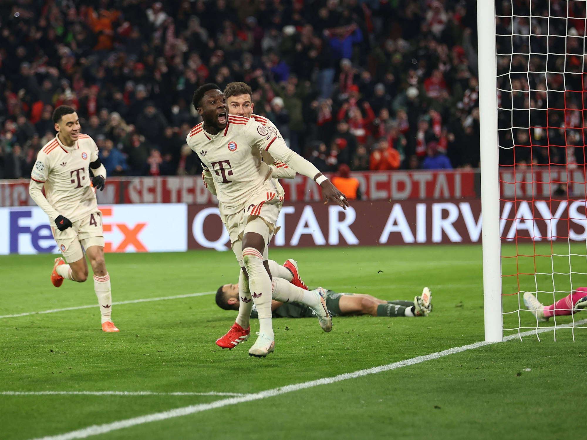 Linksverteidiger Alphonso Davies bejubelt seinen Treffer zum 1:1-Ausgleich in der 94. Minute im Spiel gegen Celtic Glasgow (18. Februar 2025).