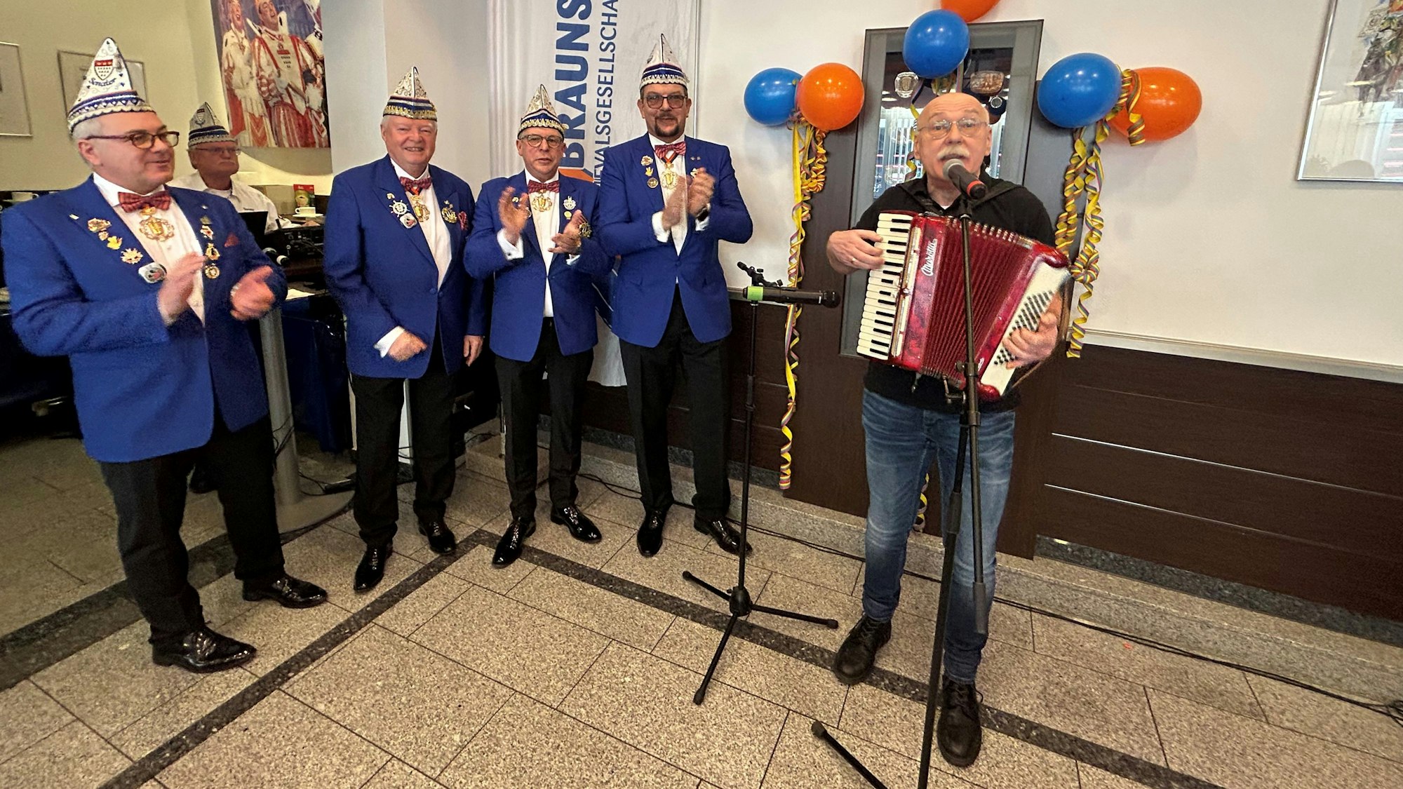 Werner Lichtenberg spielt Akkordeon.