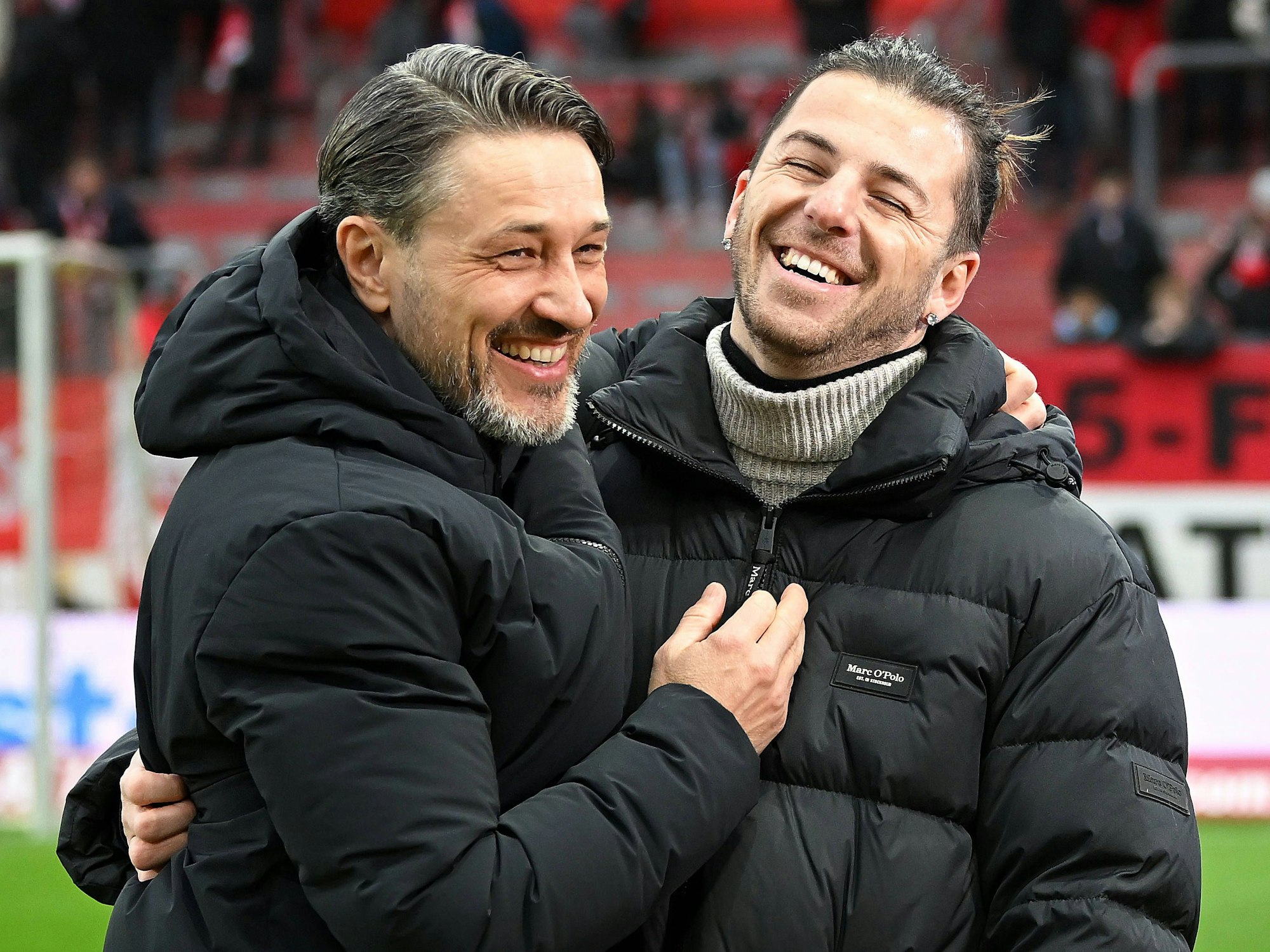 Riccardo Basile umarmt Niko Kovac