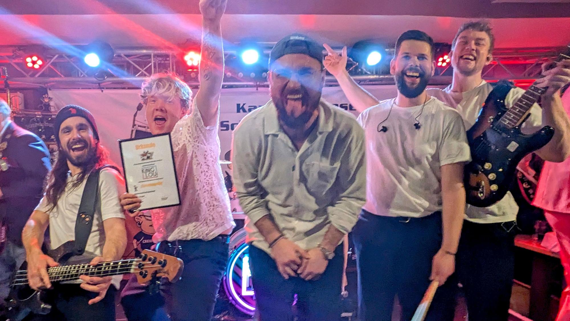Die Band King Loui steht auf der Bühne.