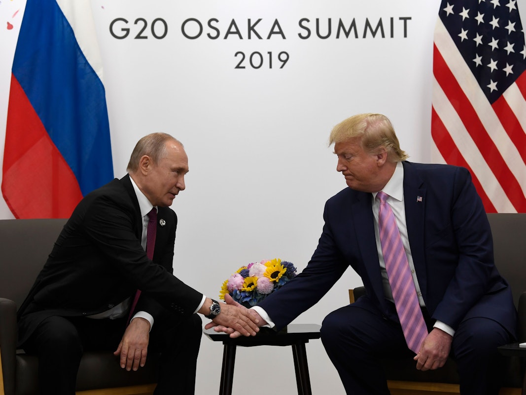 Wladimir Putin (links), Machthaber von Russland, und Donald Trump, Präsident der USA - das Archivfoto entstand 2019 in Japan. Ein US-Historiker warnt nun Europa vor den demokratiefeindlichen Plänen der beiden Politiker.