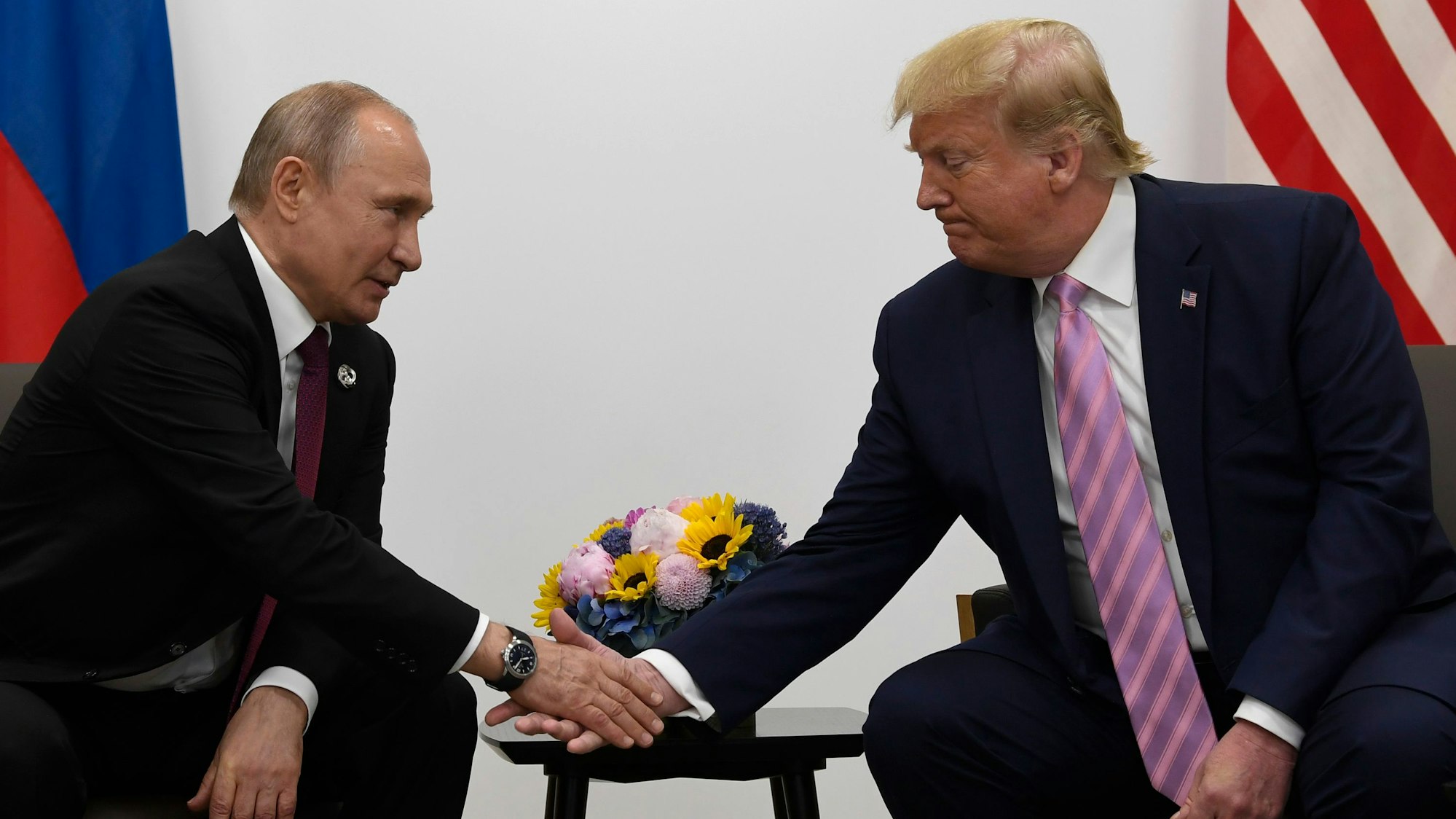 Wladimir Putin (links), Machthaber von Russland, und Donald Trump, Präsident der USA - das Archivfoto entstand 2019 in Japan. Ein US-Historiker warnt nun Europa vor den demokratiefeindlichen Plänen der beiden Politiker.