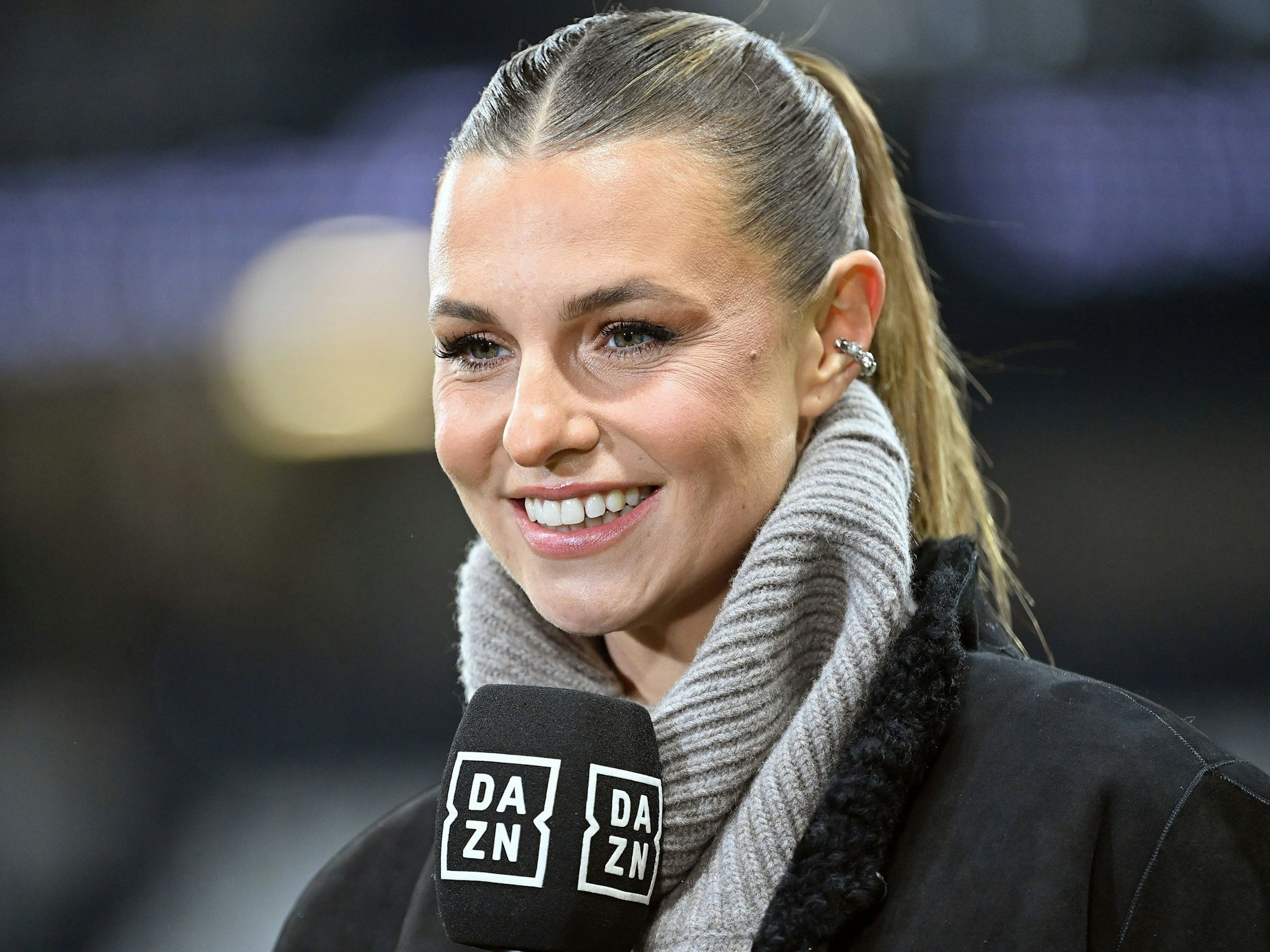 Laura Wontorra beim Spiel zwischen Eintracht Frankfurt und Borussia Dortmund.