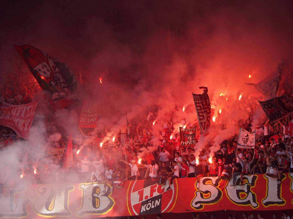Pyrotechnik im FC-Block beim Hinspiel in Düsseldorf.