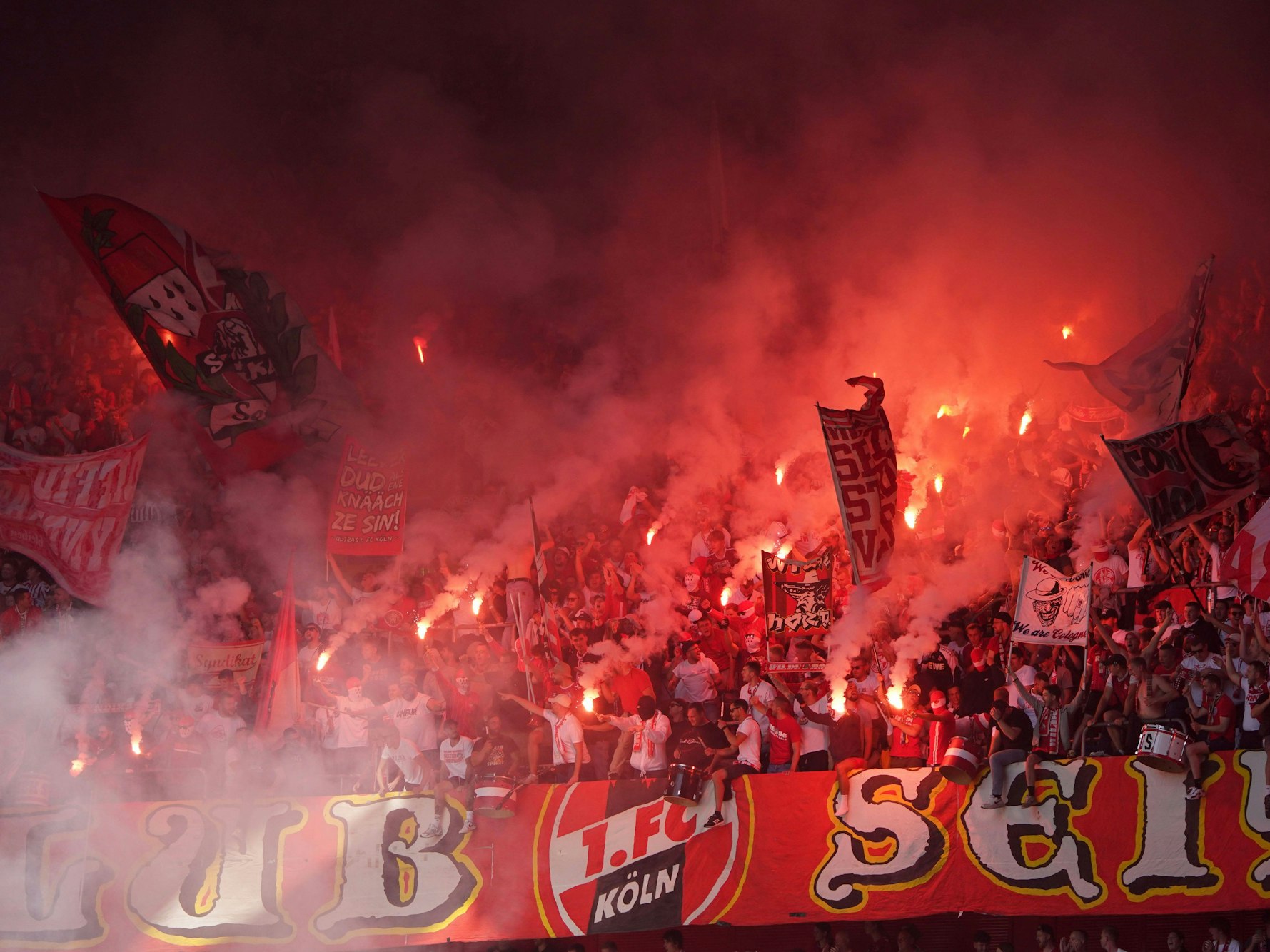 Pyrotechnik im FC-Block beim Hinspiel in Düsseldorf.
