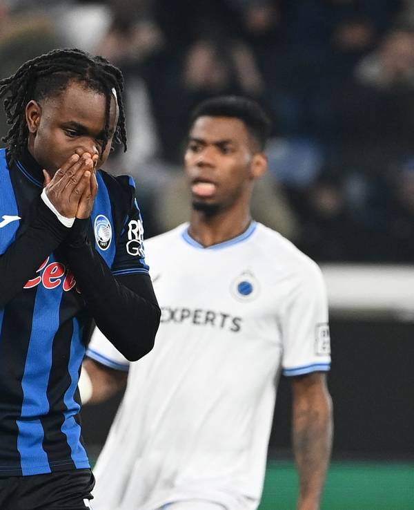 Ademola Lookman schlägt die Hände vor dem Gesicht zusammen.